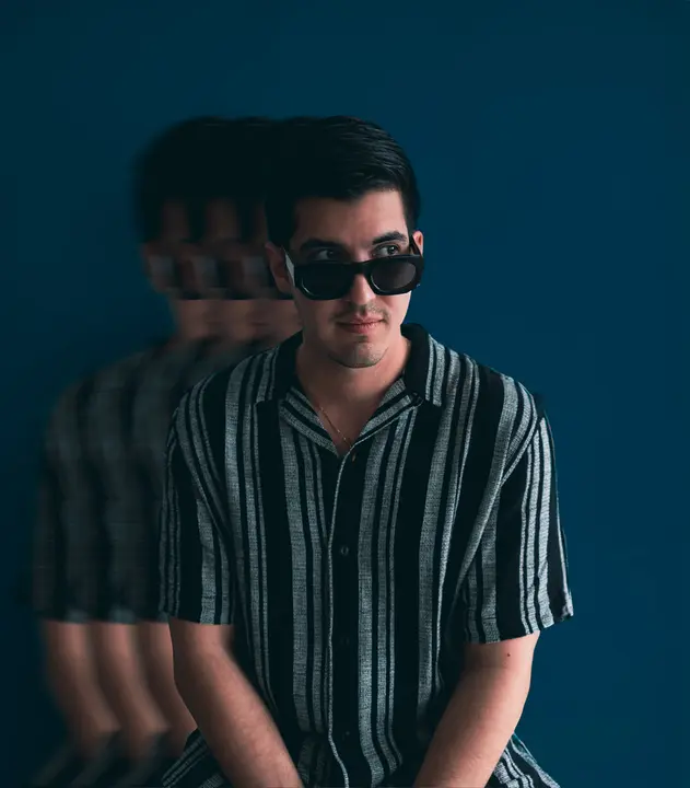 Press photo: Azul with motion-echo effect