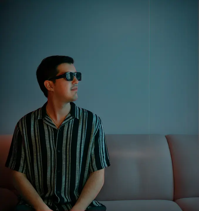 Press photo: Azul in a teal room